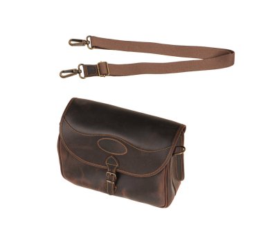 Metal tokalı kahverengi deri çanta. Beyaz arkaplanda izole et.