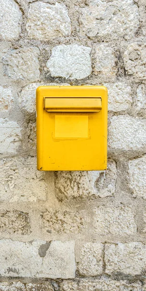 Uma Caixa Correio Amarela Numa Parede Pedra Clara Caixa Cartas — Fotografia de Stock