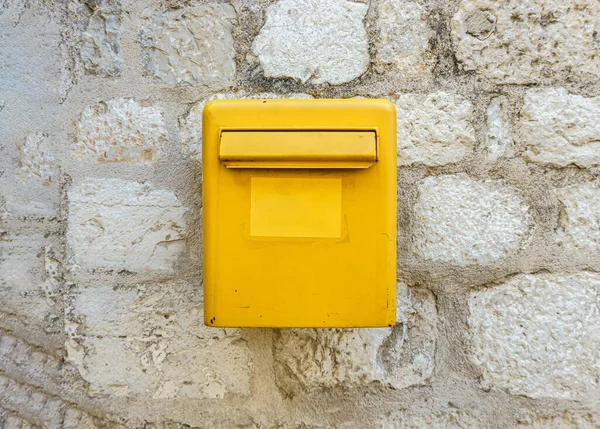 Ein Gelber Briefkasten Einer Hellen Steinmauer Box Für Briefe Und — Stockfoto