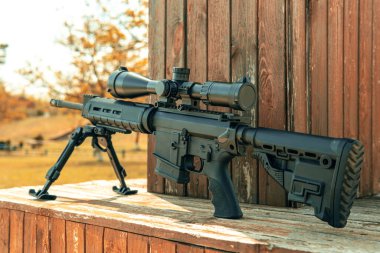 Teleskopik görüşlü otomatik karabina. Bir bipod 'a yerleştirilmiş keskin nişancı silahı. Uzun menzilli atışlar için silah..