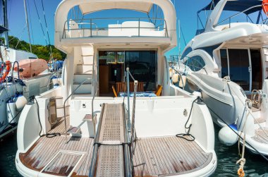 Modern yatlar limana demirli. Yelkencilik ve eğlence için küçük özel tekneler. Her erkeğin rüyası.