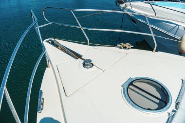 Yatın pruvasının yakın çekimi. Modern yatlar limana demirli. Yelkencilik ve eğlence için küçük özel tekneler. Her erkeğin rüyası.