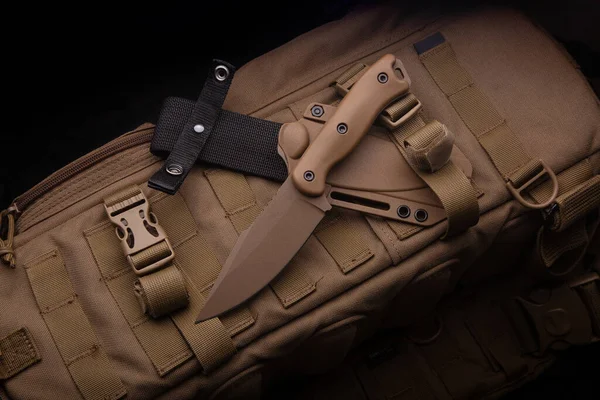 Современный Военный Нож Пластиковые Ножницы Осколки Оружия Лежат Рюкзаке Цвета — стоковое фото