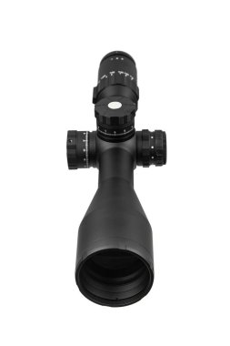 Uzun siyah tüfek dürbünü ya da teleskopik görüş, beyaz taretlerle izole edilmiş..