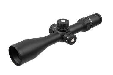 Uzun siyah tüfek dürbünü ya da teleskopik görüş, beyaz taretlerle izole edilmiş..