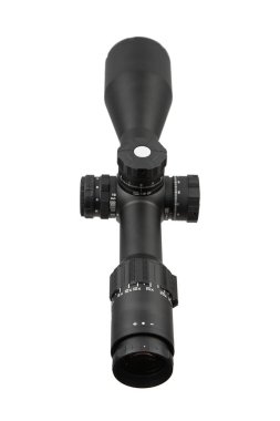 Uzun siyah tüfek dürbünü ya da teleskopik görüş, beyaz taretlerle izole edilmiş..