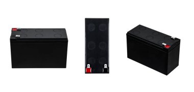 Farklı açılardan gösterilen, beyaz arka planda izole edilmiş üç siyah kurşun asit bataryası..