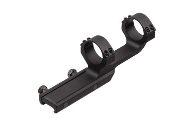 Siyah monolitik dürbünlü, halkalı, ateşli silahlar için tasarlanmış, beyaz üzerine izole edilmiş..