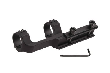 Siyah monolitik dürbünlü, halkalı, ateşli silahlar için tasarlanmış, beyaz üzerine izole edilmiş..