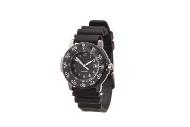 Dönen bezel ve kauçuk kayışlı ağır siyah dalış saati, beyaz üzerine izole edilmiş..