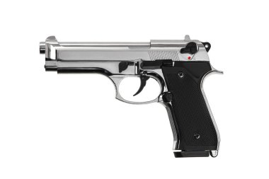 Krom kaplama yarı otomatik tabanca, beyaz arka planda siyah kabzalı..