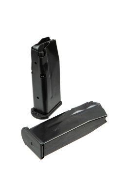 İki siyah 9 mm 'lik tabanca şarjörü, biri ayakta ve biri yerde, beyaz üzerine izole edilmiş..