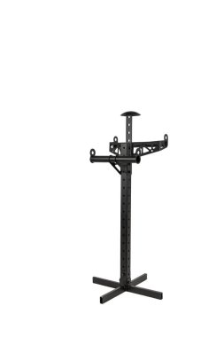 Siyah, ayarlanabilir, yatay kolları ve beyaz üzerine izole edilmiş dört uçlu metal ayaklığı..