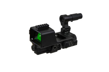 Siyah taktik kırmızı nokta görüşü ve beyaz arka planda yan monte edilmiş büyüteç..