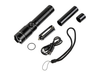 Beyaz üzerine şarj kablosu ve pil tutacağı olan siyah taktik LED el feneri kiti..