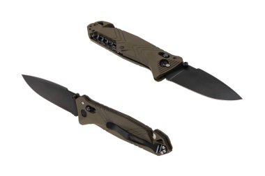 Açık yeşil taktik katlama bıçağının beyaz arka planda, siyah bıçaklı iki açılı görüntüsü..