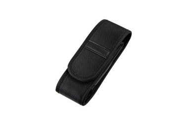 Siyah örülmüş naylon taktik kılıf ya da temiz beyaz arka planda bir el feneri için çanta..