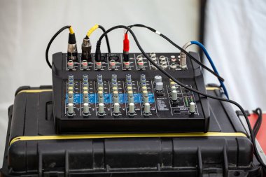 Çeşitli kablolar ve bağlantılarla ses karıştırma konsolu takılı, yakın plan, sığ derinlik.