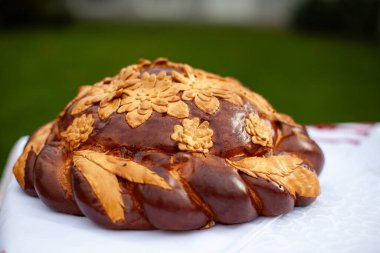 Geleneksel dekore edilmiş Slav düğün ekmeği, Korovai, fırında çiçek ve yaprak süsleriyle.