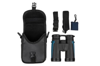 Dürbünlü çanta, kayışlar ve temiz bezle beyaz arka planda düzenlenmiş..