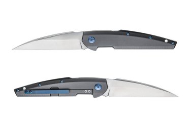 Benzersiz bir bıçak şekli ve titanyum sapı olan üst düzey katlama bıçağı, iki açıyla gösteriliyor..