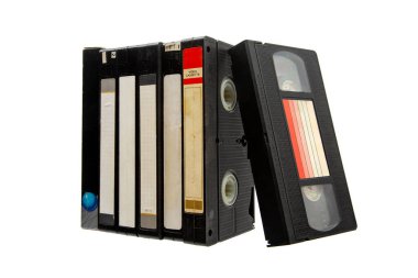 Antika siyah VHS video kasetleri ve beyaz üzerine izole edilmiş bir eğik bant..