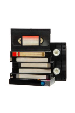 Dik duran, temiz beyaz bir arkaplanda izole edilmiş beş adet klasik VHS kaset..
