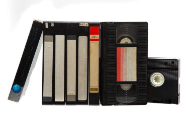 Eski siyah VHS video kaset koleksiyonu ve onların slipcover 'ları beyaza dizilmiş..