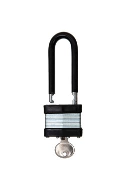 Siyah uzun asma kilit ve beyaz arka planda tek bir metal anahtar..