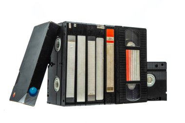 Eski siyah VHS video kaset koleksiyonu ve onların slipcover 'ları beyaza dizilmiş..