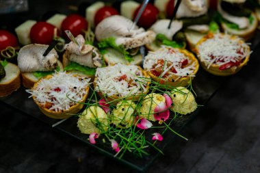 Peynirli tartlar ve et kanepeleri de dahil olmak üzere çeşitli gurme mezeler..