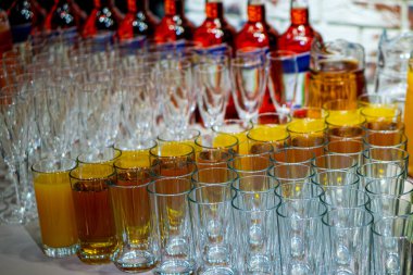 Serinletici meyve suları ve açık büfe için hazırlanmış boş bardaklar.