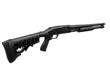 Tabanca kabzası ve taktik stoğu olan modern siyah pompalı tüfek..