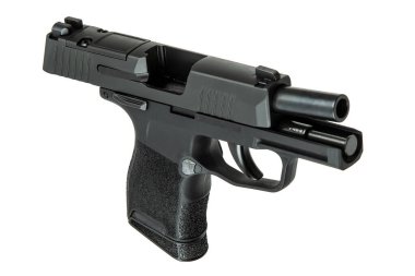 Açık kaydırak ve beyaz arka planda görünür namlulu siyah yarı otomatik tabanca..