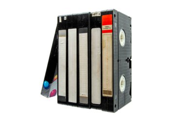 Beyaz etiketli ve beyaz arkaplanda izole edilmiş siyah VHS video kasetleri..
