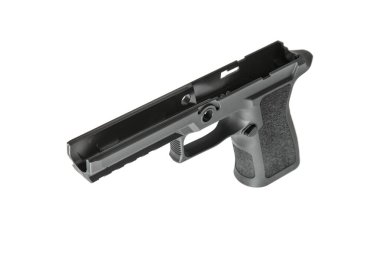 Siyah polimer tabanca çerçevesi, beyaz arka planda izole edilmiş tepeden tırabzandan gösterilen dokulu bir tutuş ve entegre bir aksesuar çerçevesi içerir..