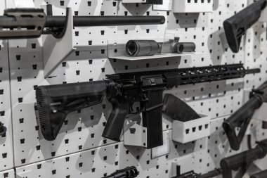 Modern saldırı tüfeği beyaz tahta sergi duvarında bir silah dükkanında.