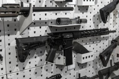 Modern saldırı tüfeği beyaz tahta sergi duvarında bir silah dükkanında.