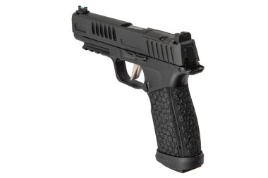 Beyaz arka planda yalıtılmış desenli kabzalı modern siyah yarı otomatik tabanca..