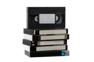 Beyaz arka planda izole edilmiş eski VHS kaset yığını. Nostaljik retro ortam.