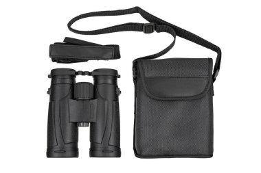 Beyaz arka planda çantalı ve boyunluğu izole edilmiş modern siyah dürbünler..