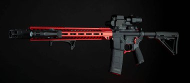 Kırmızı aksanlı modern saldırı tüfeği ve siyah arka planda holografik görüş..