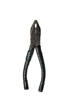 Beyaz arka planda izole edilmiş elektrik bantlı eski kerpeten..