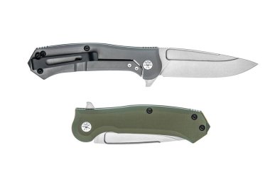 İki taktik katlama bıçağı, biri açık ve biri kapalı, beyaz bir arka planda izole edilmiş..