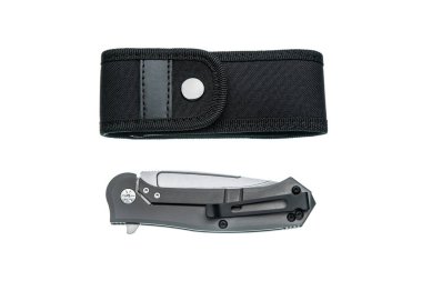 Metal klipsli katlanmış çakı ve beyaz üzerine siyah naylon kılıf..