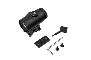 Bağlama temeli, ayarlama araçları ve beyaz arkaplan üzerindeki vidalar ile siyah taktik kapsam.