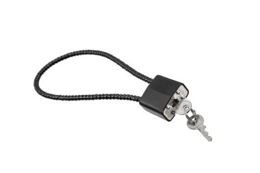 Ateşli silah güvenliği için beyaz arka planda izole edilmiş metal tuşlu siyah kablo tabancası kilidi.