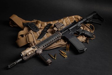 Taktik tüfek, optik, bıçak, cephane ve teçhizat..