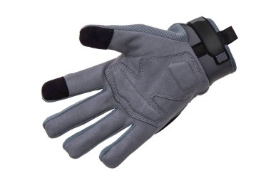 Dayanıklı gri ve siyah taktik eldiven, takviyeli eklemler, beyaz arka planda izole edilmiş..