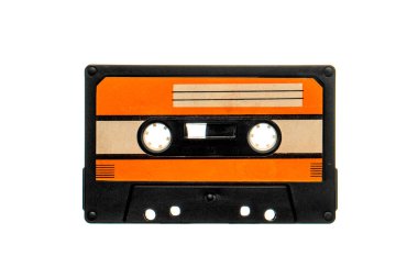 Beyaz arka planda izole edilmiş turuncu kağıt etiketli klasik siyah ses kaseti..
